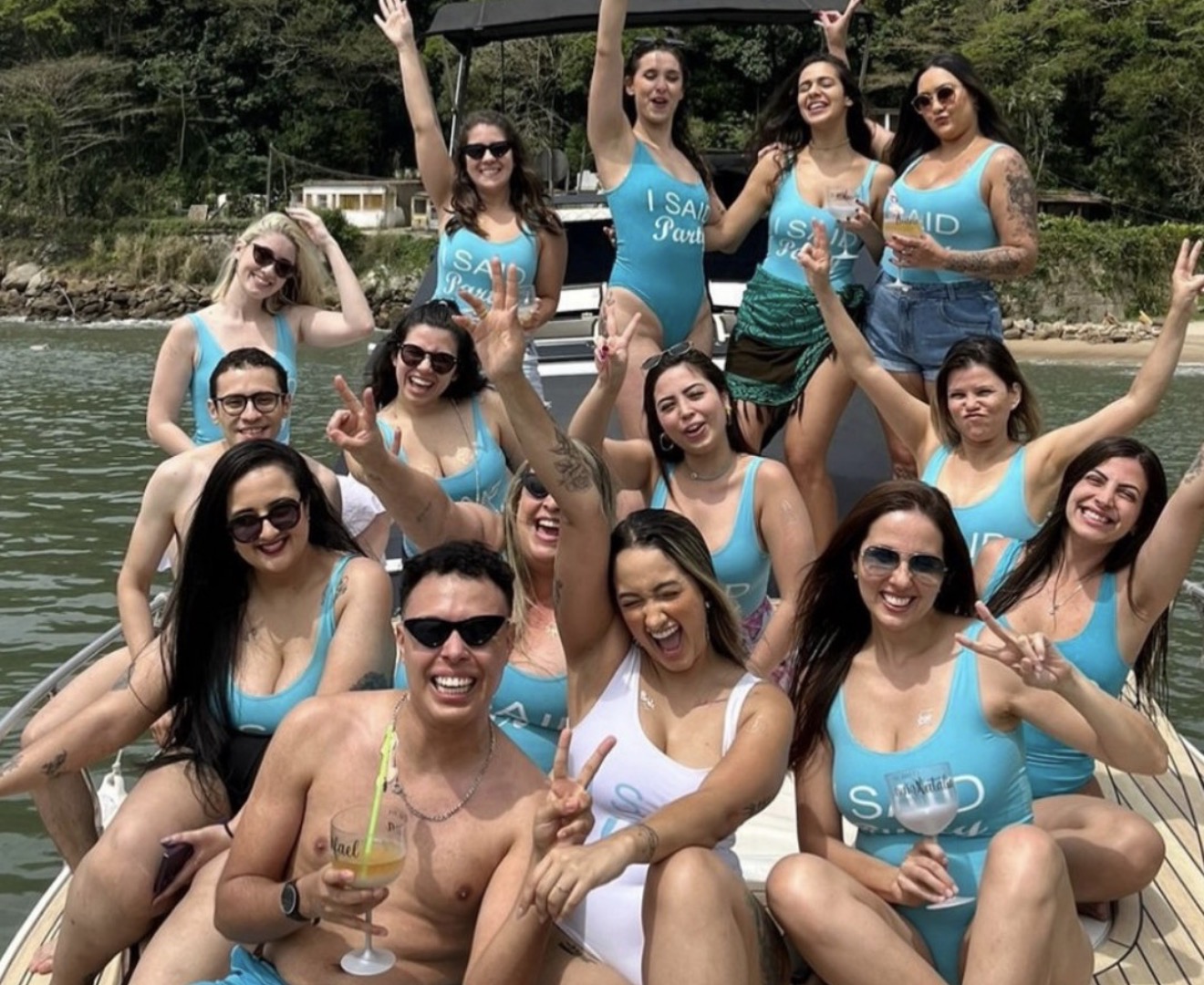 Grupo de clientes comemorando a bordo
