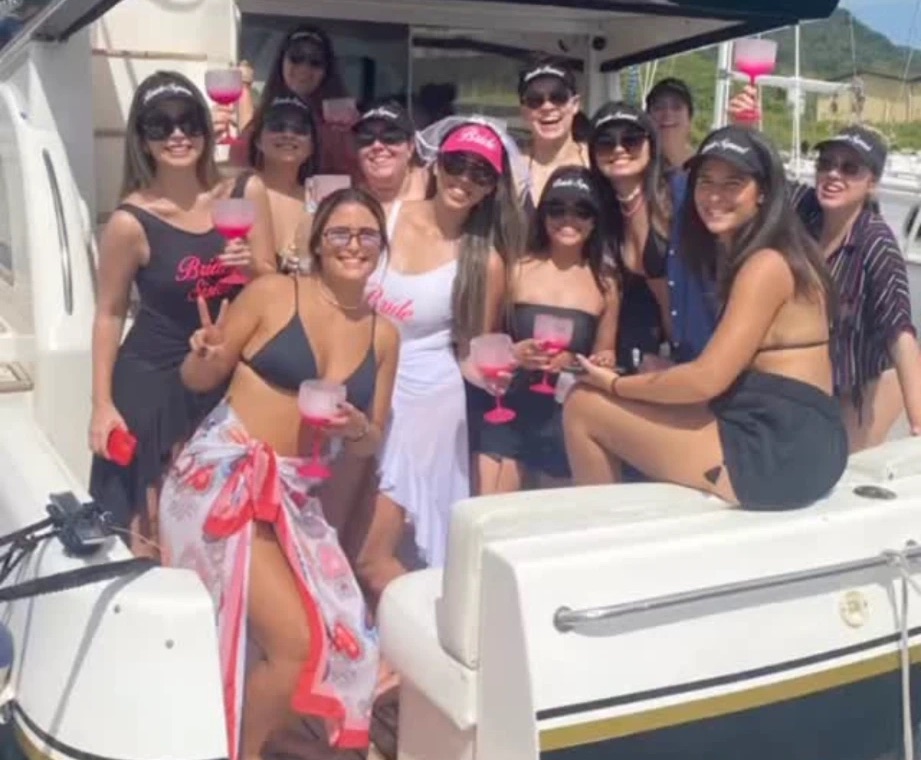 Noiva e amigas brindando na popa da lancha