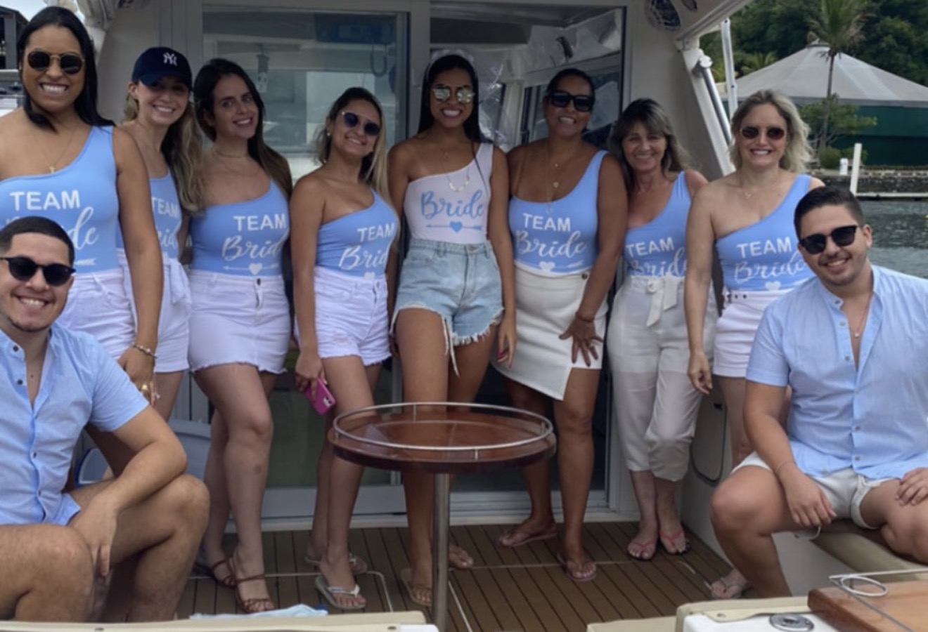 Grupo Team Bride de azul a bordo da lancha