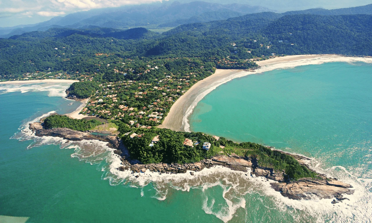 Vista aérea de praias e mata atlântica no litoral norte